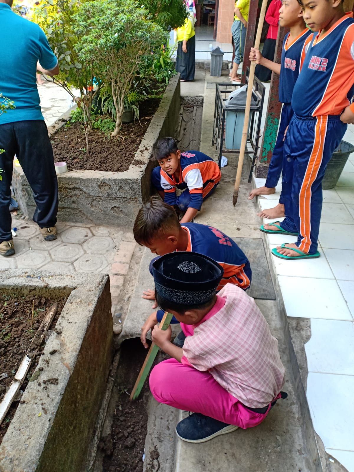 Membersihkan Drainase MIN 2 Blitar